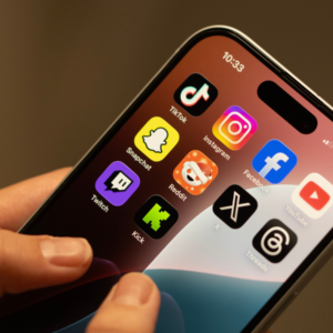 Image of social media apps on a phone screen